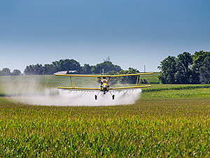CNA pede suspensão de leis que proíbem pulverização de agrotóxicos